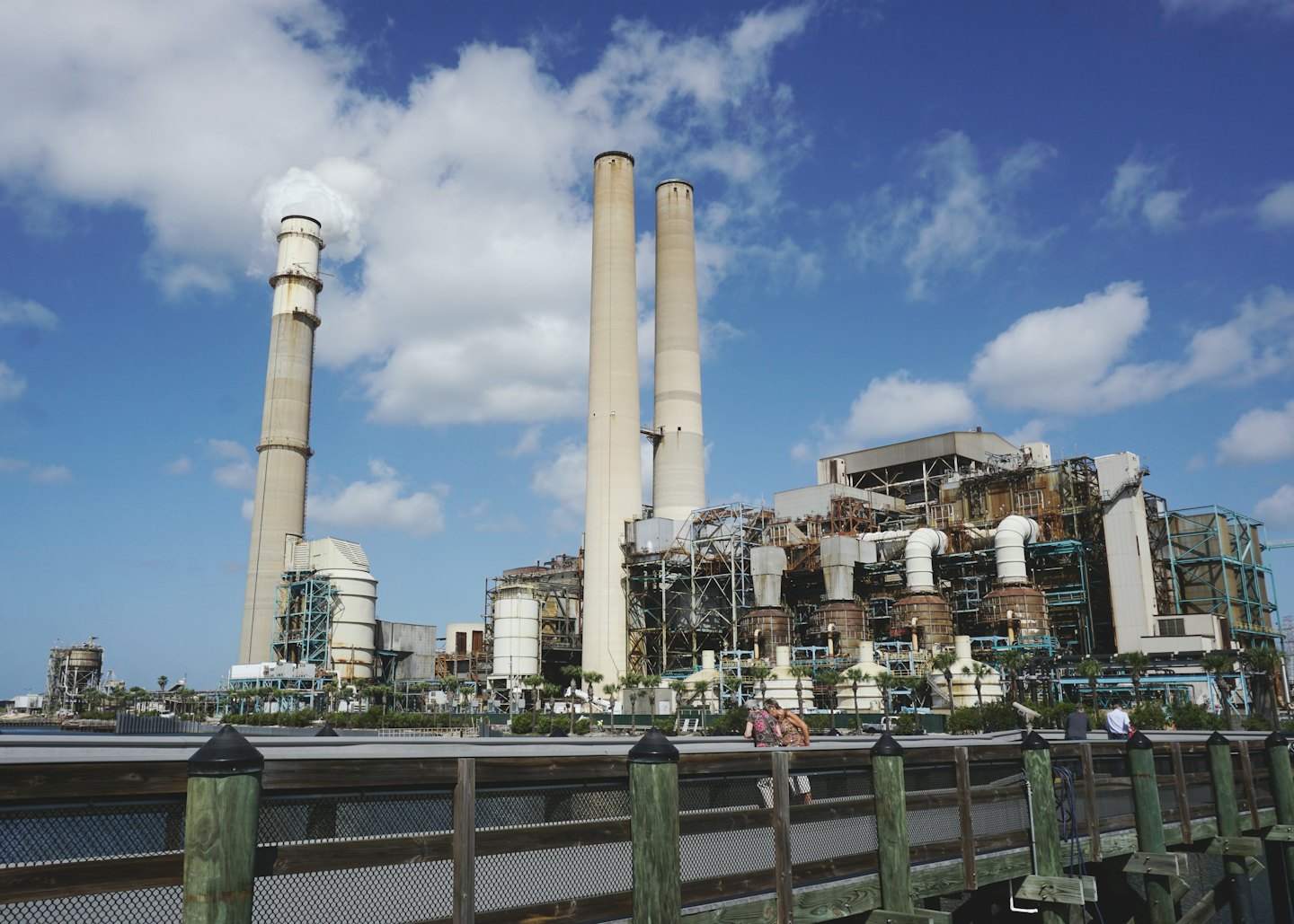 Chimeneas de una central eléctrica industrial contra un cielo azul.